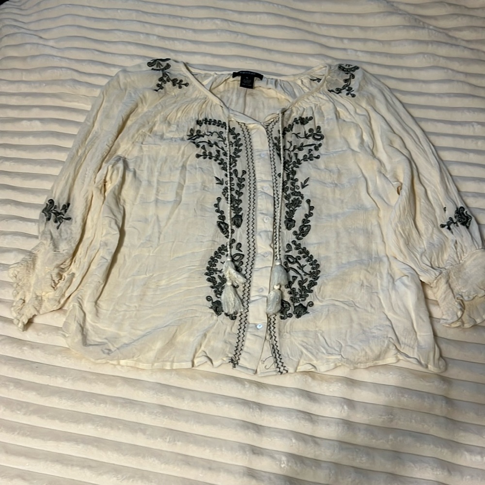 Karen Kane embroidered ivory blouse. XL. 3/4 sleeves.